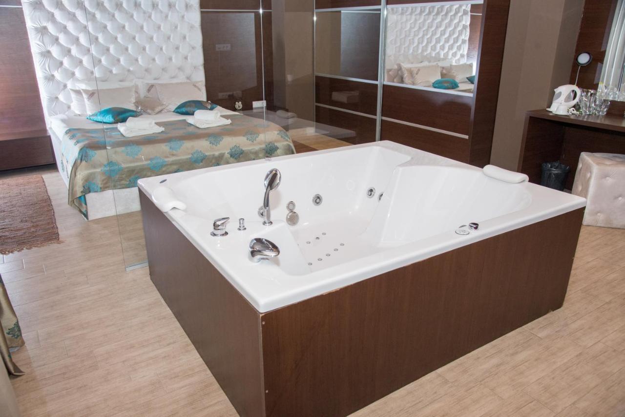 Hotel Crystal Pecinci Экстерьер фото